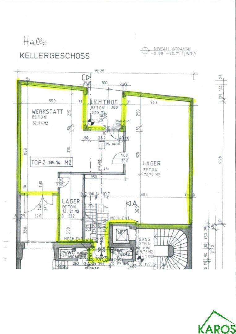 Grundriss des Kellergeschosses mit Werkstatt, Lagerflächen und einem Lichthof, inklusive Liftzugang.