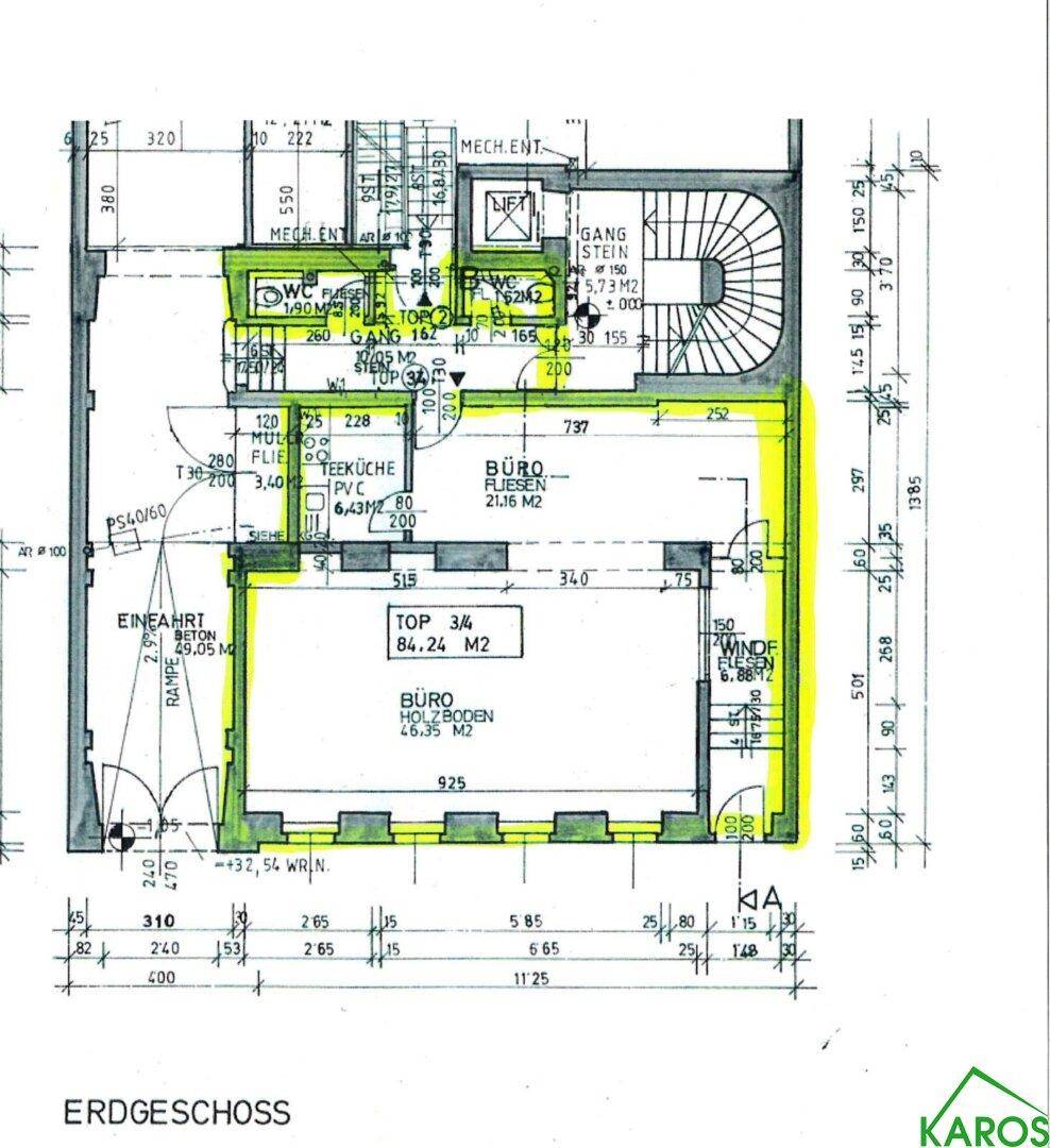 Grundriss des Erdgeschosses mit Büroräumen, Teeküche, WCs und Zugang über eine Rampe und einen Aufzug.