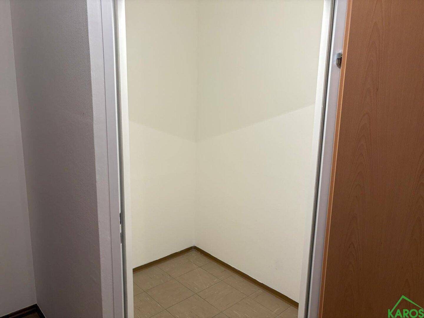 Kleiner, leerer Abstellraum mit Fliesenboden, ideal für zusätzlichen Stauraum.