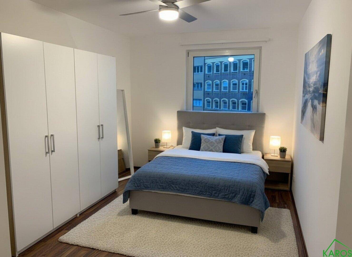 Gemütliches Schlafzimmer mit Doppelbett, Kleiderschrank und Deckenventilator.