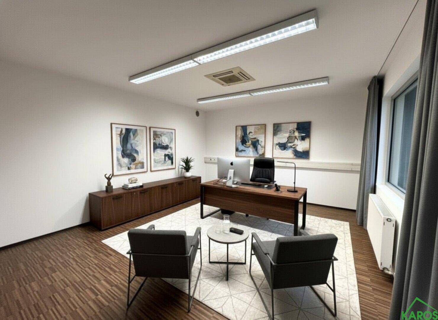 Modernes Büro mit Holzboden, Schreibtisch, Stühlen und abstrakten Kunstwerken an den Wänden.