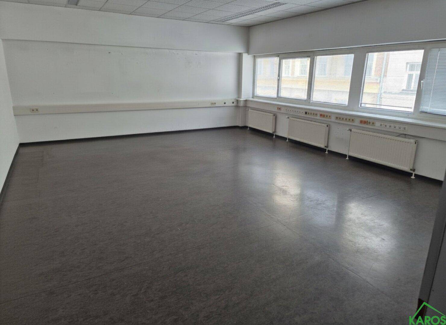 Leeres, offenes Büro mit großen Fenstern, die viel Licht spenden, bietet flexible Gestaltungsmöglichkeiten.