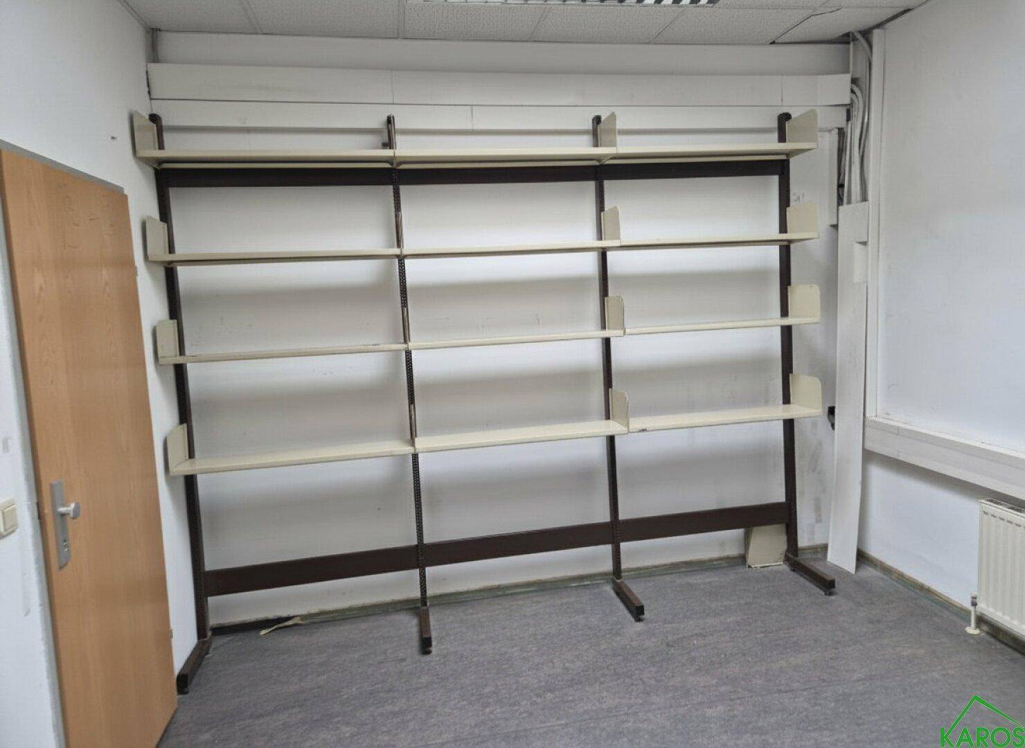 Leerer Lagerraum mit stabilen Wandregalen, bietet flexible Möglichkeiten zur Aufbewahrung von Materialien.