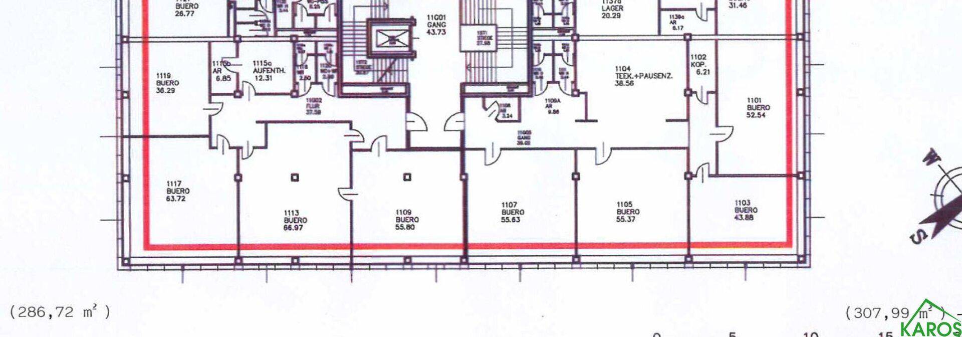 Grundrissplan eines Bürogebäudes mit mehreren separaten Büroeinheiten, einem Flur und einem Aufzug.