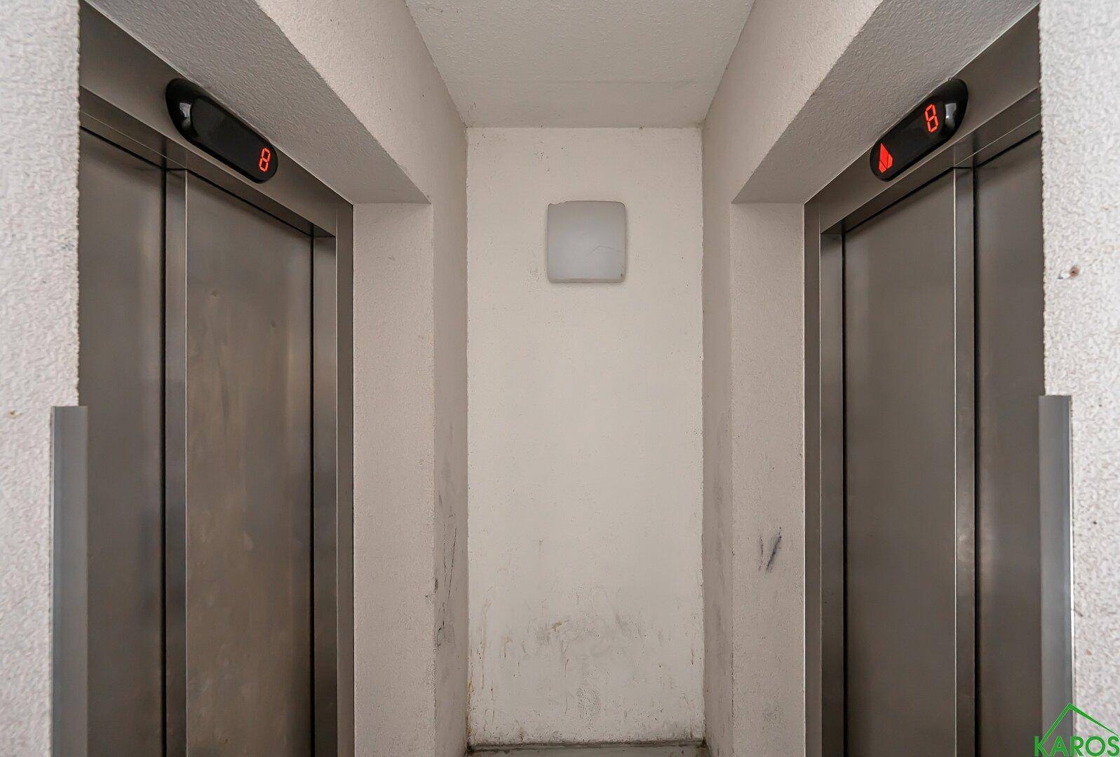 Zwei Aufzüge in einem hellen Flur, bereit für den Transport der Bewohner.