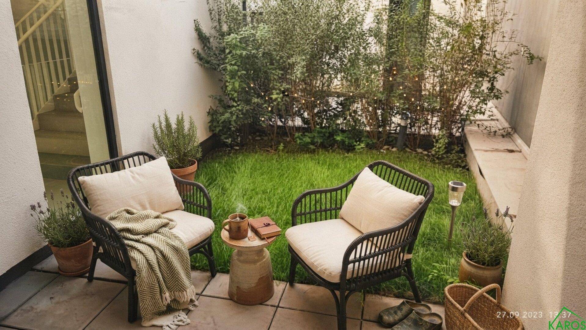 Gemütlicher Außenbereich mit Sitzgelegenheiten, Rasen und Pflanzen, perfekt für entspannte Stunden.