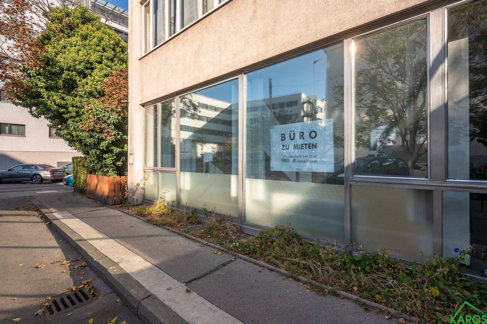 Außenansicht eines Bürogebäudes mit großen Fenstern und einem "Büro zu vermieten"-Schild.