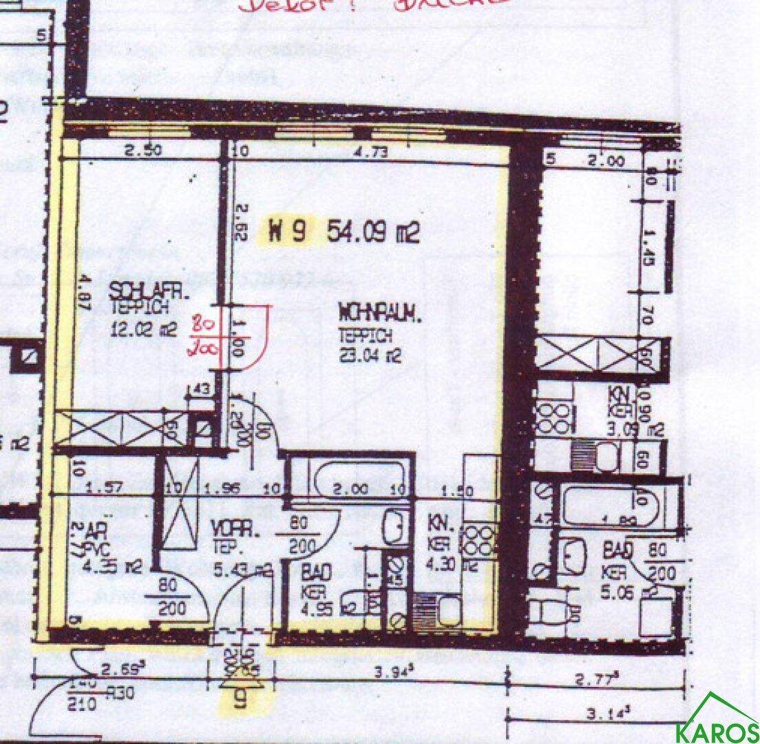 Grundriss einer Wohnung mit Schlafzimmer, Wohnraum, zwei Bädern und Balkon.