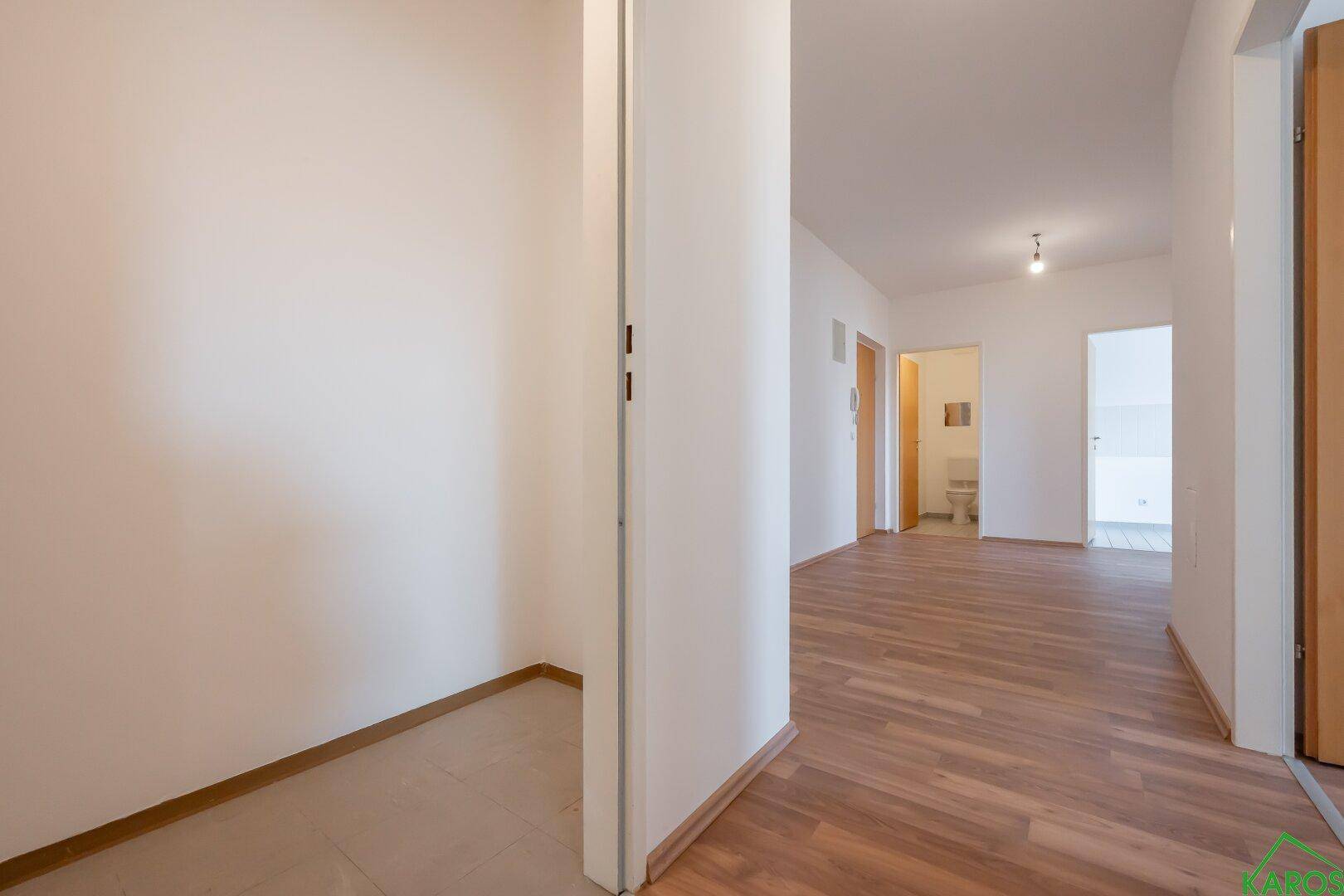 Geräumiger Flur mit Laminatboden und einer kleinen Nische, ideal für Stauraum.