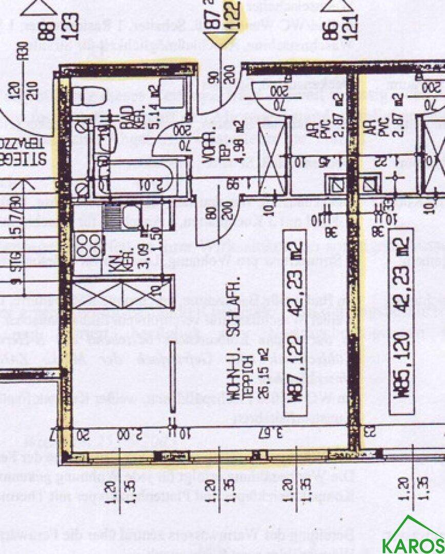 Detaillierter Grundriss einer Wohnung mit offenem Wohnbereich, Bad und Balkon.