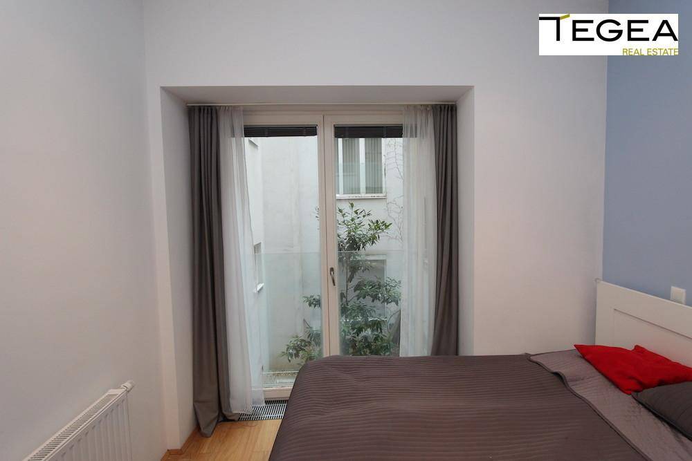 17_wohnung_wien_5_wiedner_hauptstrasse_miete_altbauwohnung_balkon_schlafzimmer mit hofblick