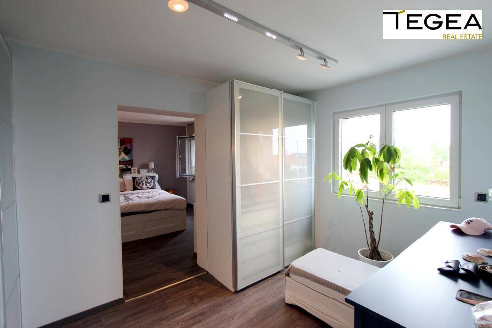 Eingangsbereich zum Schlafzimmer mit großem Kleiderschrank und Fenster.