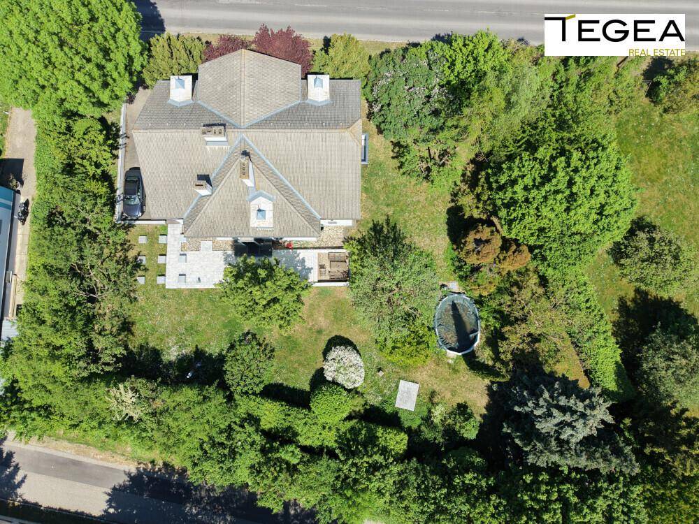 Übersichtliche Luftaufnahme des gesamten Grundstücks mit Haus, Garten und angrenzenden Straßen.