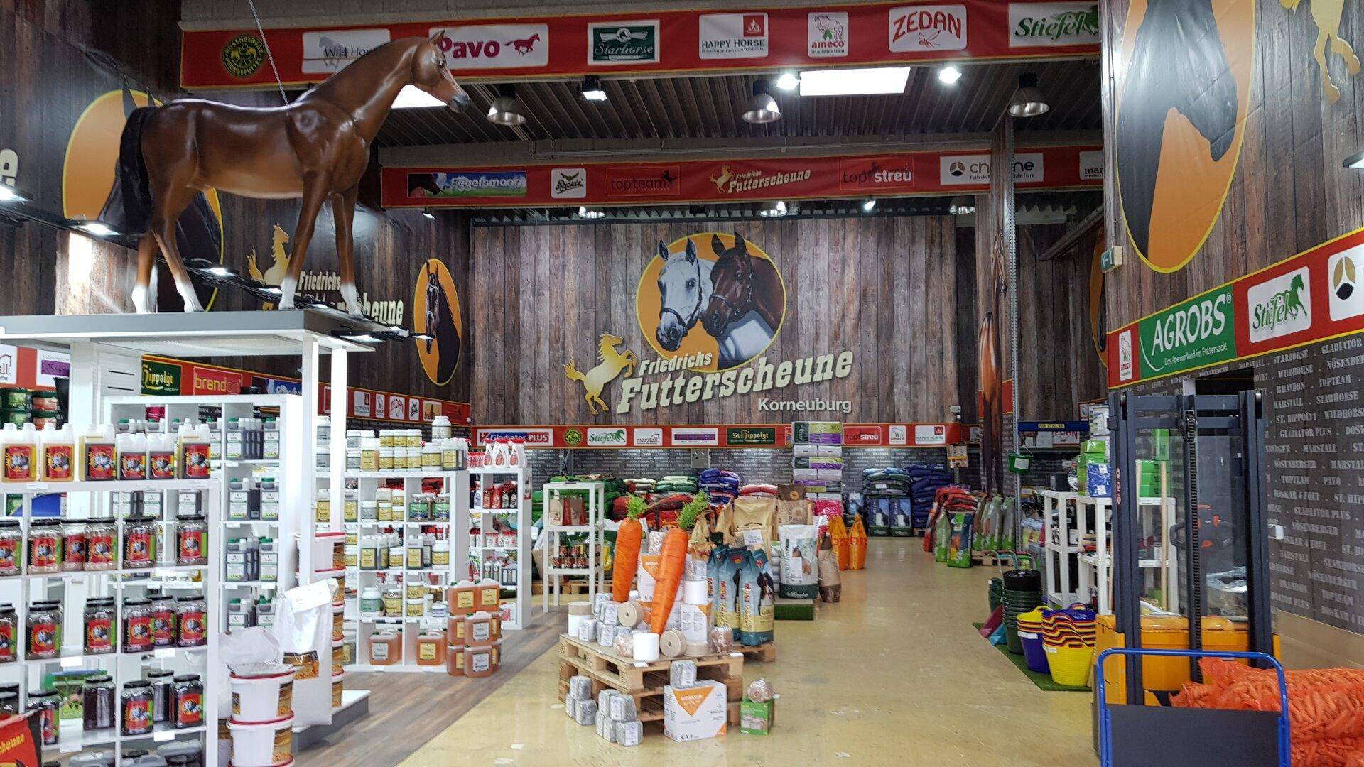 Großer Verkaufsraum für Tierbedarf mit Regalen voller Produkte und Dekorationen.