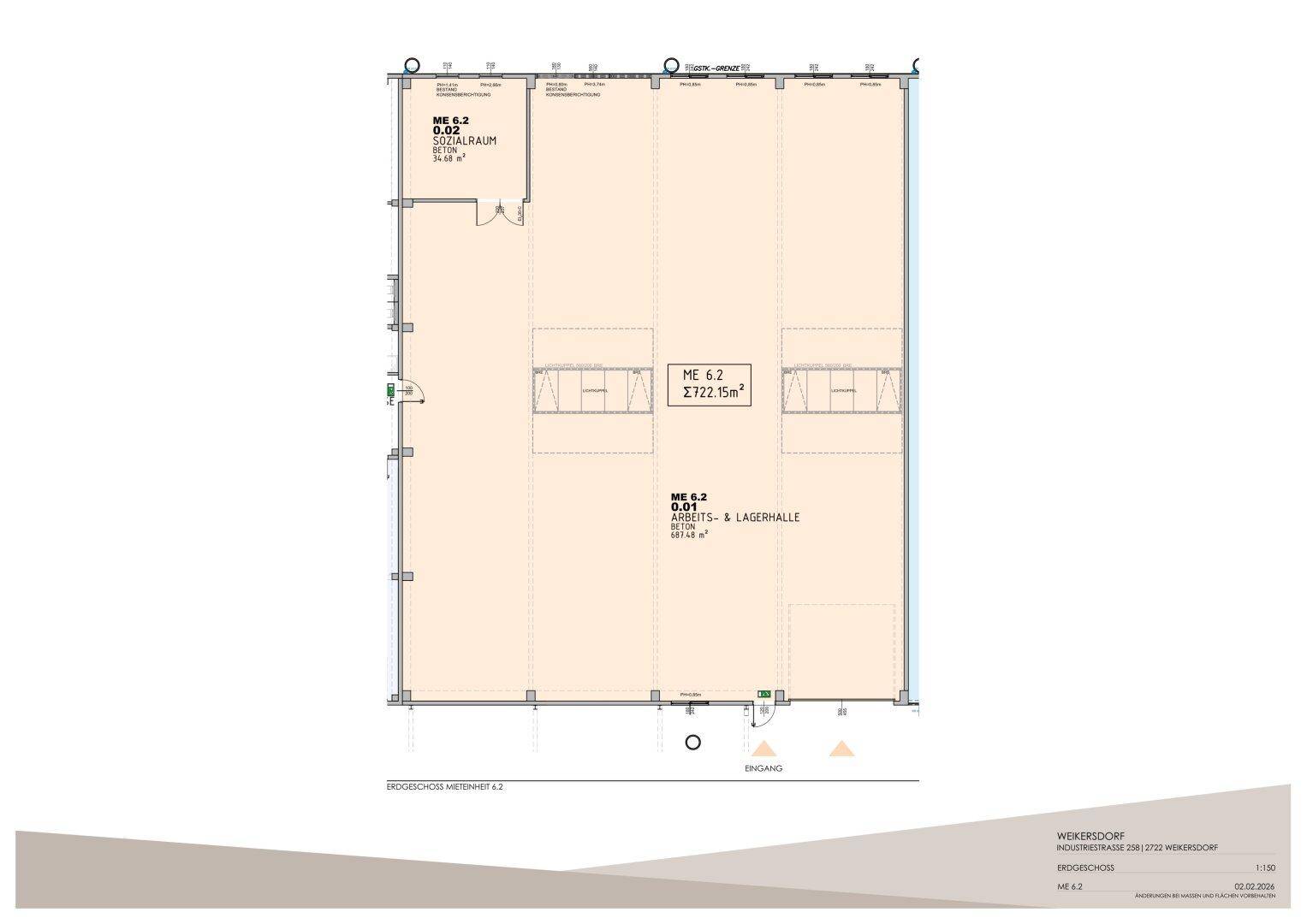 Dieser Grundriss zeigt eine große Arbeits- und Lagerhalle mit einem separaten Sozialraum und mehreren Fenstern.