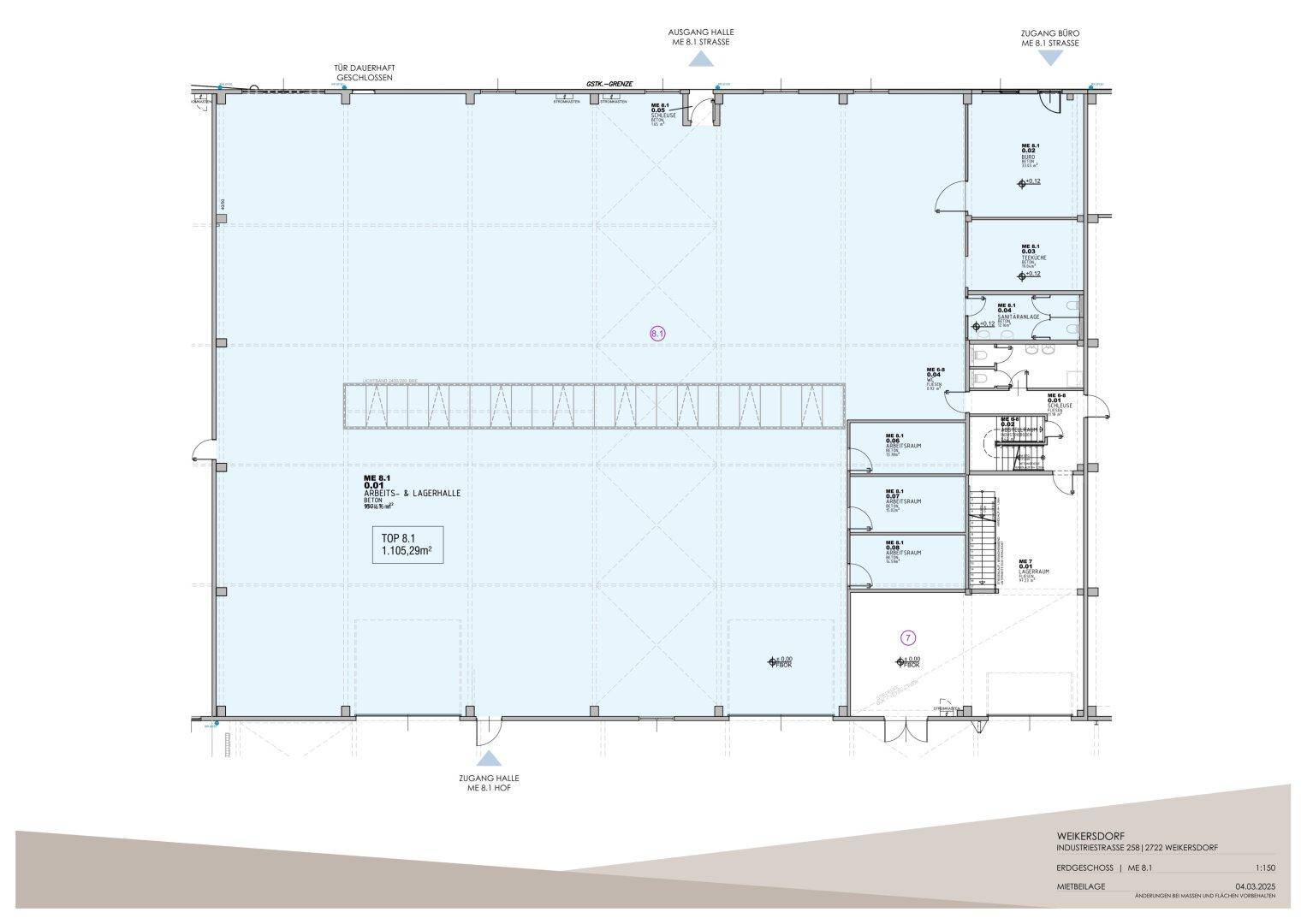 Grundriss einer großen Arbeits- und Lagerhalle mit angrenzenden Büroräumen und mehreren Zugängen auf einer Etage.
