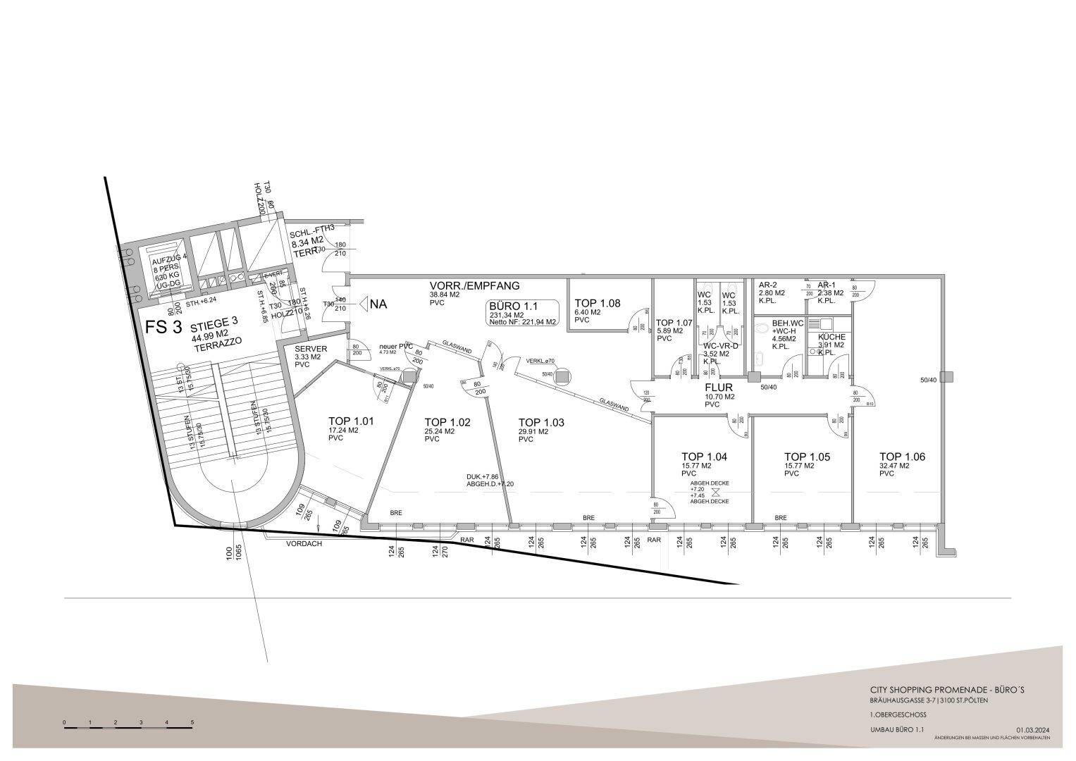 Detaillierter Grundriss mit mehreren Büroeinheiten, Sanitärbereichen und Treppenhaus.