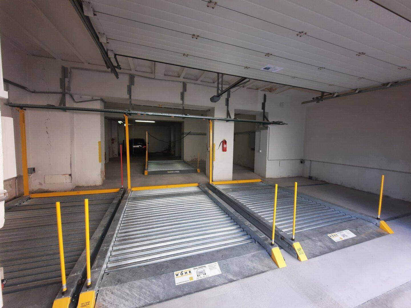 Tiefgarage mit mehreren automatischen Parksystemen für effizientes Parken und guter Beleuchtung.
