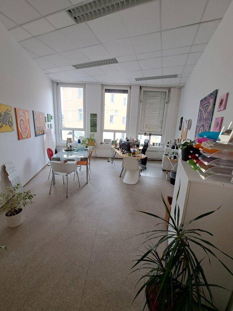 Helles und geräumiges Büro mit großen Fenstern, die viel Tageslicht hereinlassen und eine angenehme Arbeitsatmosphäre schaffen.