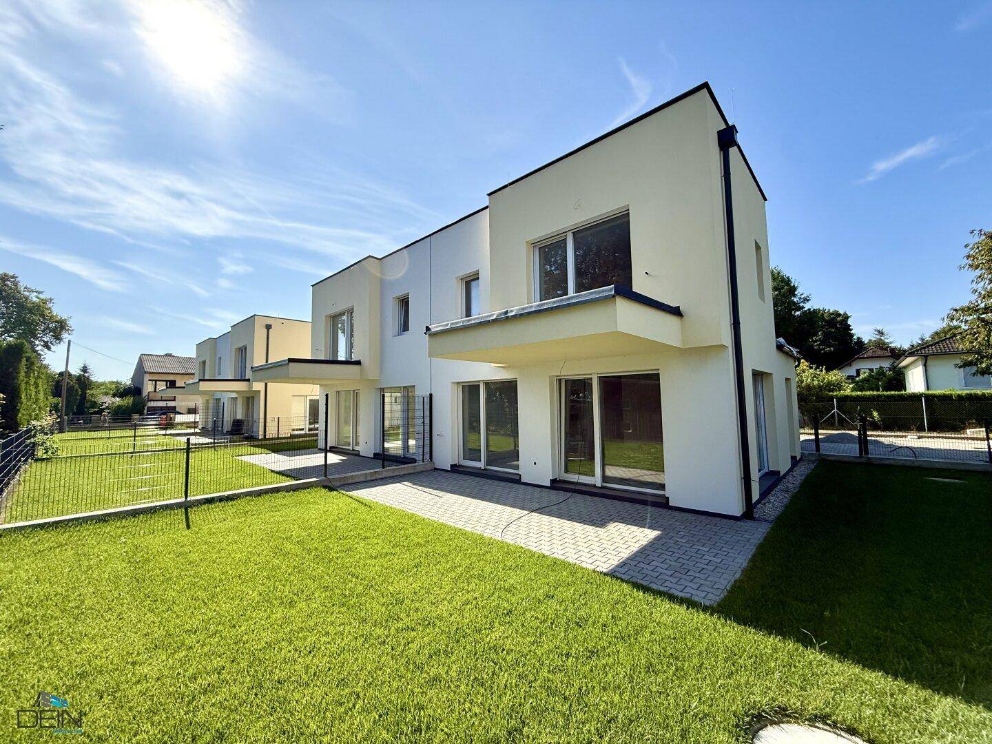 Moderne Doppelhaushälfte mit großem Garten und sonniger Terrasse, ideal für Familien.