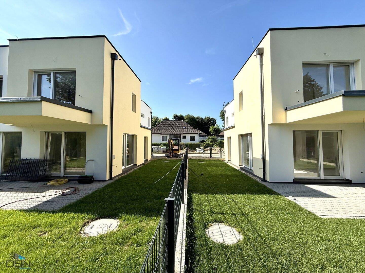 Zwei moderne Neubau-Doppelhaushälften mit gepflegtem Gartenbereich und sonnigen Terrassen.
