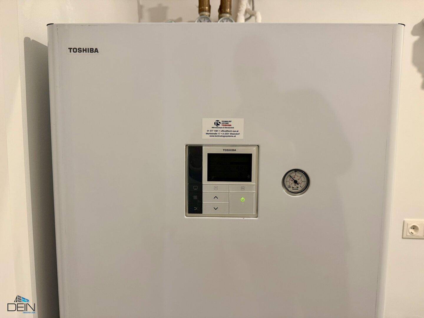 Hauswirtschaftsraum mit moderner Toshiba Wärmepumpe, die für effiziente und umweltfreundliche Heizung sorgt.
