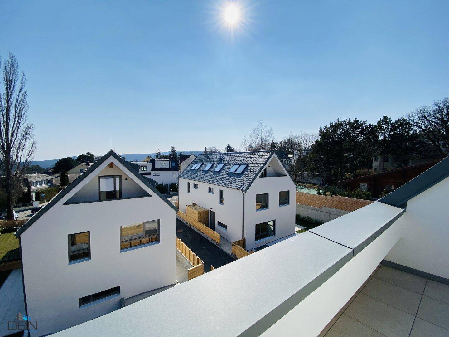 Panoramablick auf die modernen Reihenhäuser und die umliegende Wohngegend.
