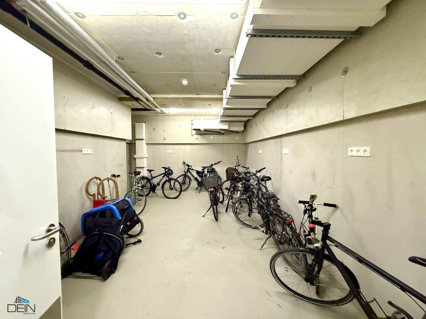 Gemeinschaftlicher Fahrradraum im Untergeschoss mit zahlreichen Fahrrädern.