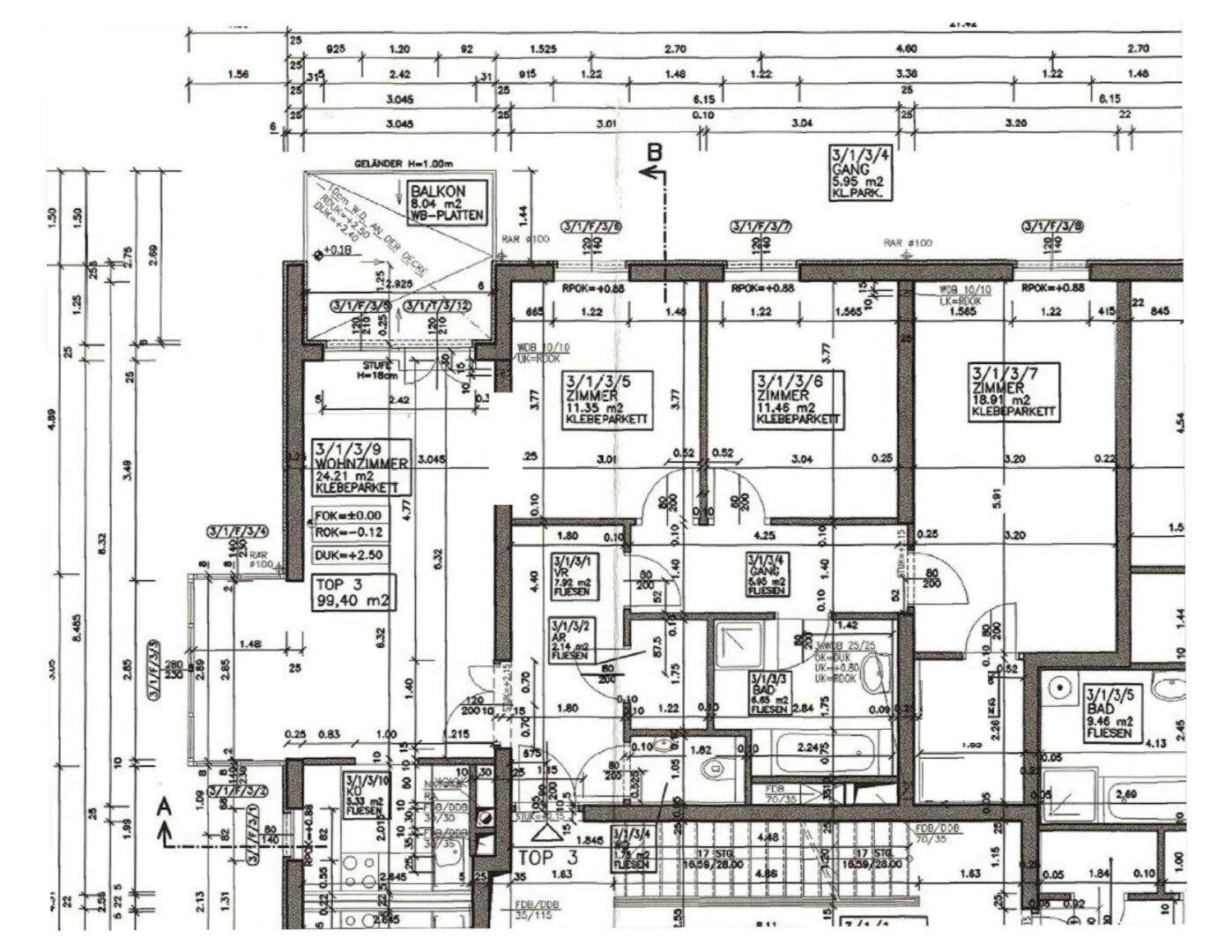 Detaillierter Grundriss der Wohnung Top 3 mit 99,40 m², inklusive Wohnzimmer, mehreren Zimmern und einem Balkon.