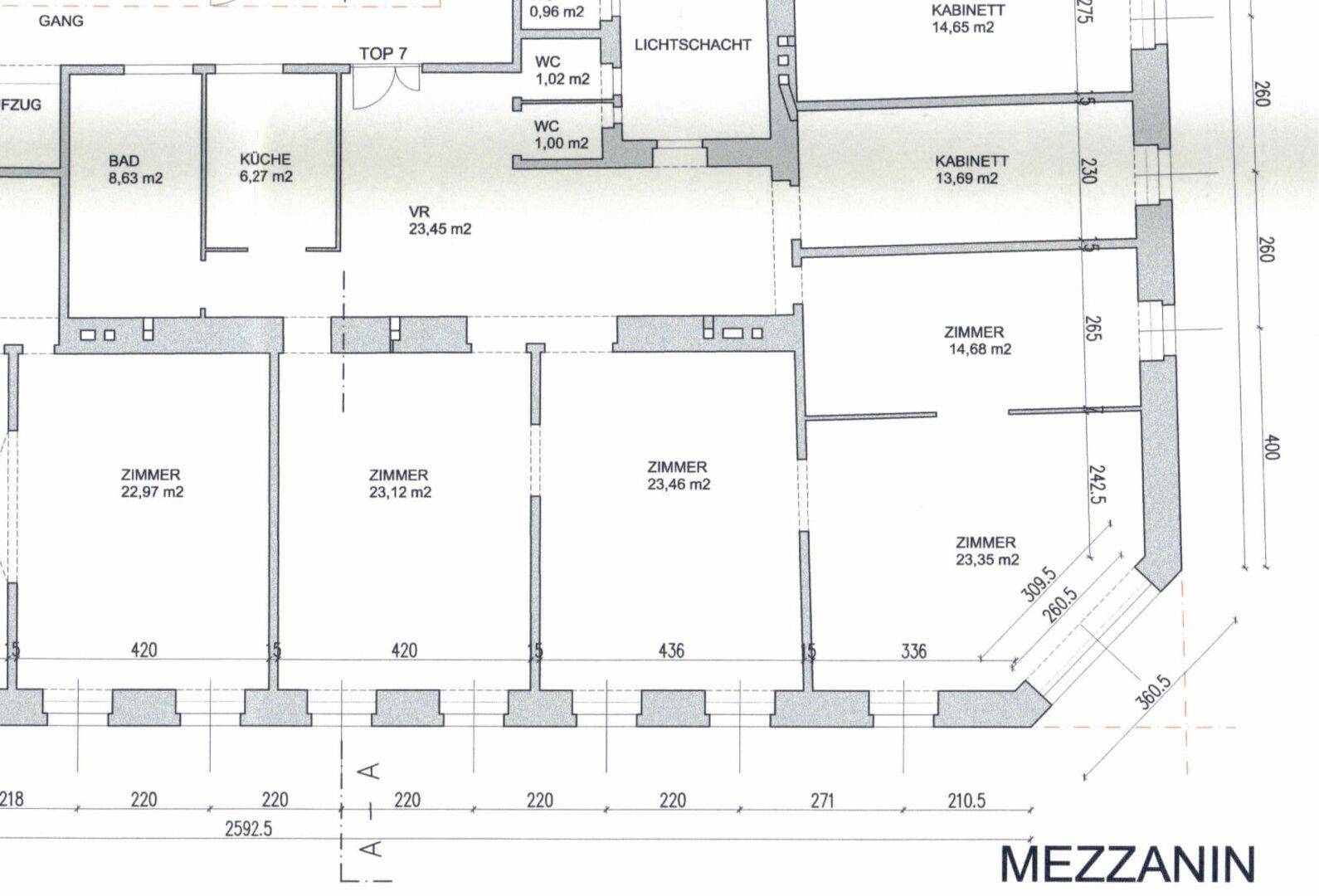 Detaillierter Grundriss des Mezzanin-Geschosses mit Raumaufteilung und Abmessungen.