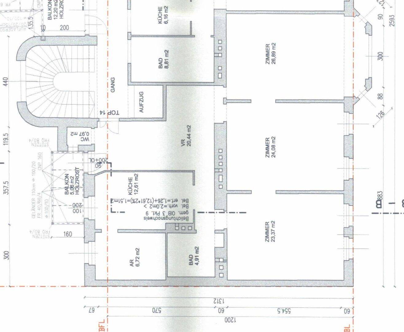Grundriss des zweiten Obergeschosses mit Zimmern, Bädern, Küche und Balkonzugang.
