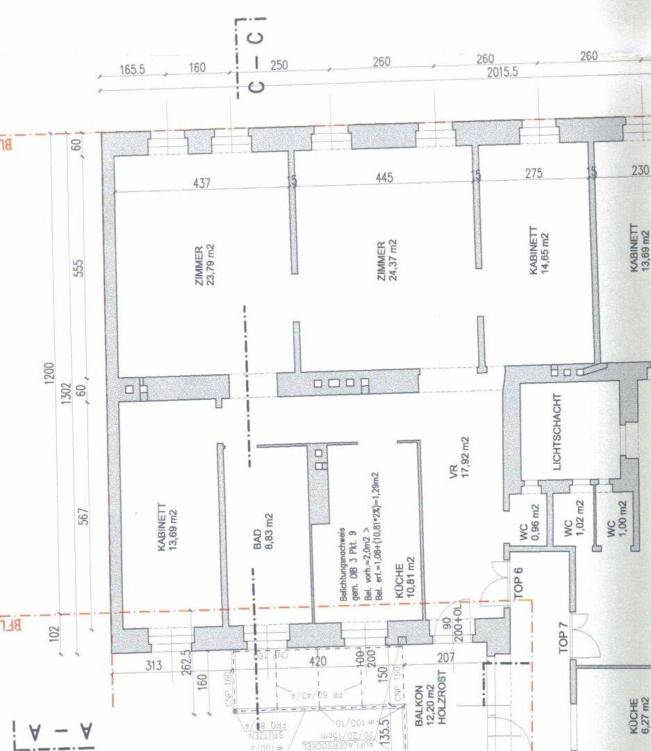 Grundriss des ersten Obergeschosses mit mehreren Zimmern, Küche, Bad und Balkon.