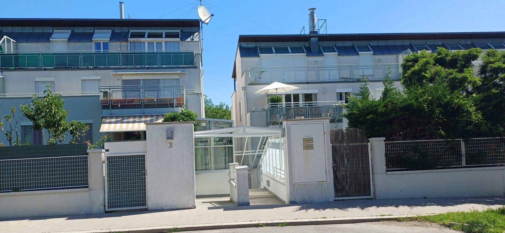 Außenansicht eines Mehrfamilienhauses mit Balkonen und moderner Architektur.