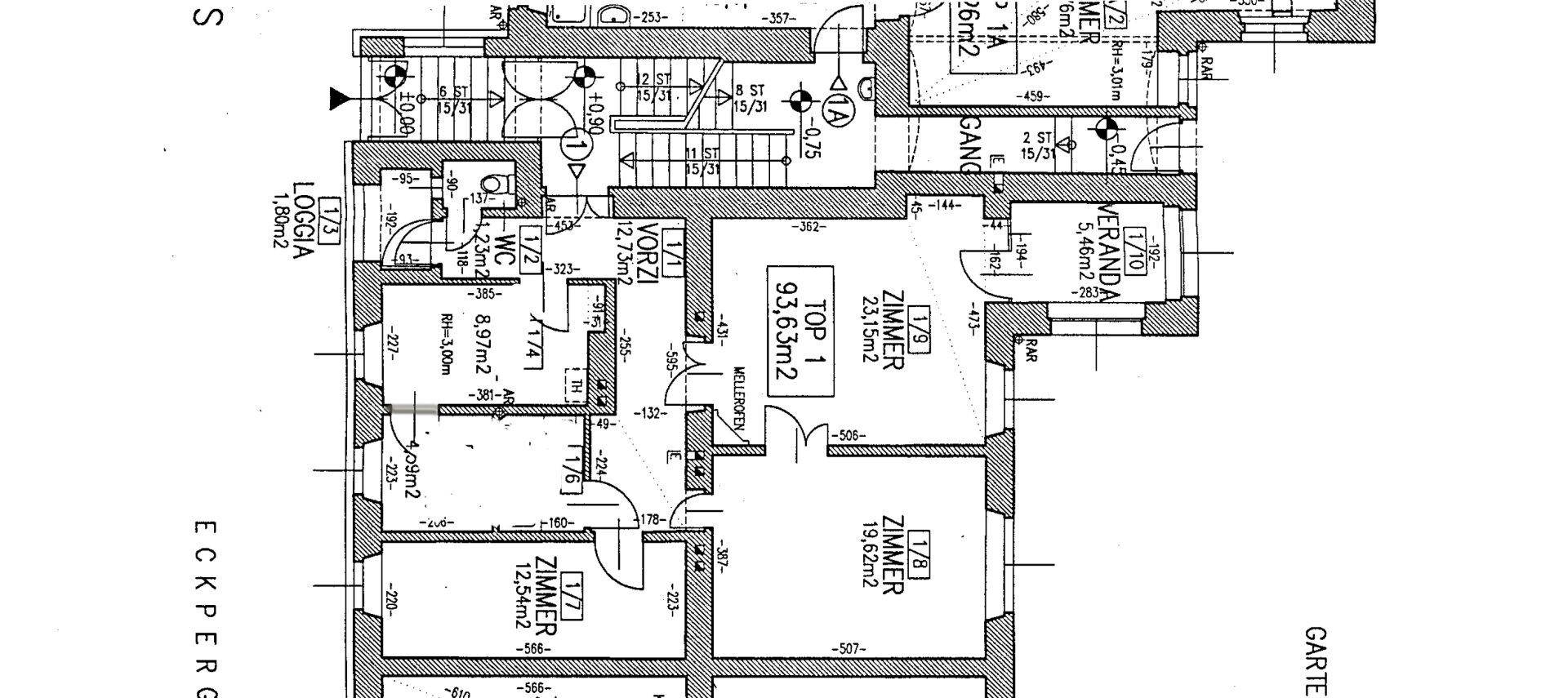 Detaillierter Grundriss der Wohnung Top 1 mit Loggia und mehreren Zimmern.