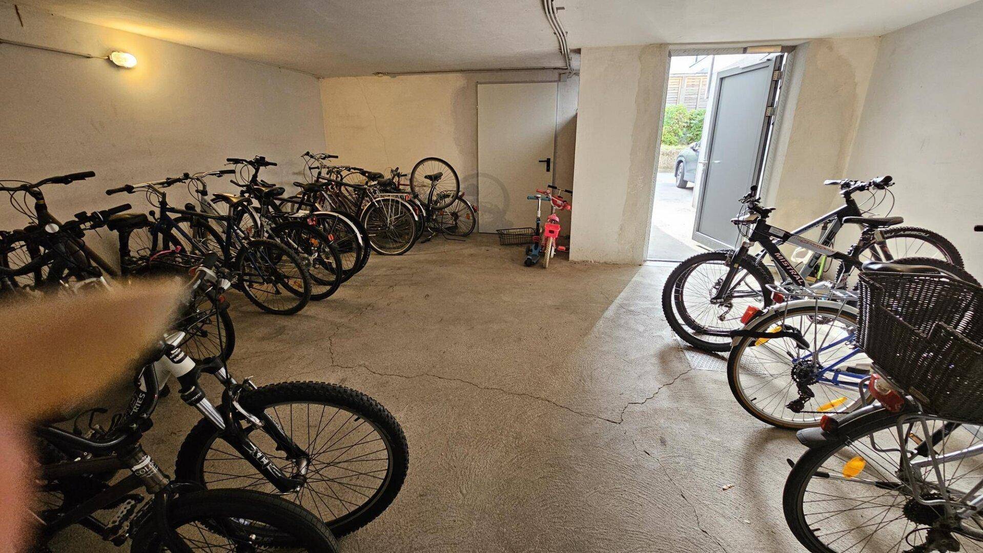 Fahrradraum im Untergeschoss mit zahlreichen Stellplätzen für Fahrräder.