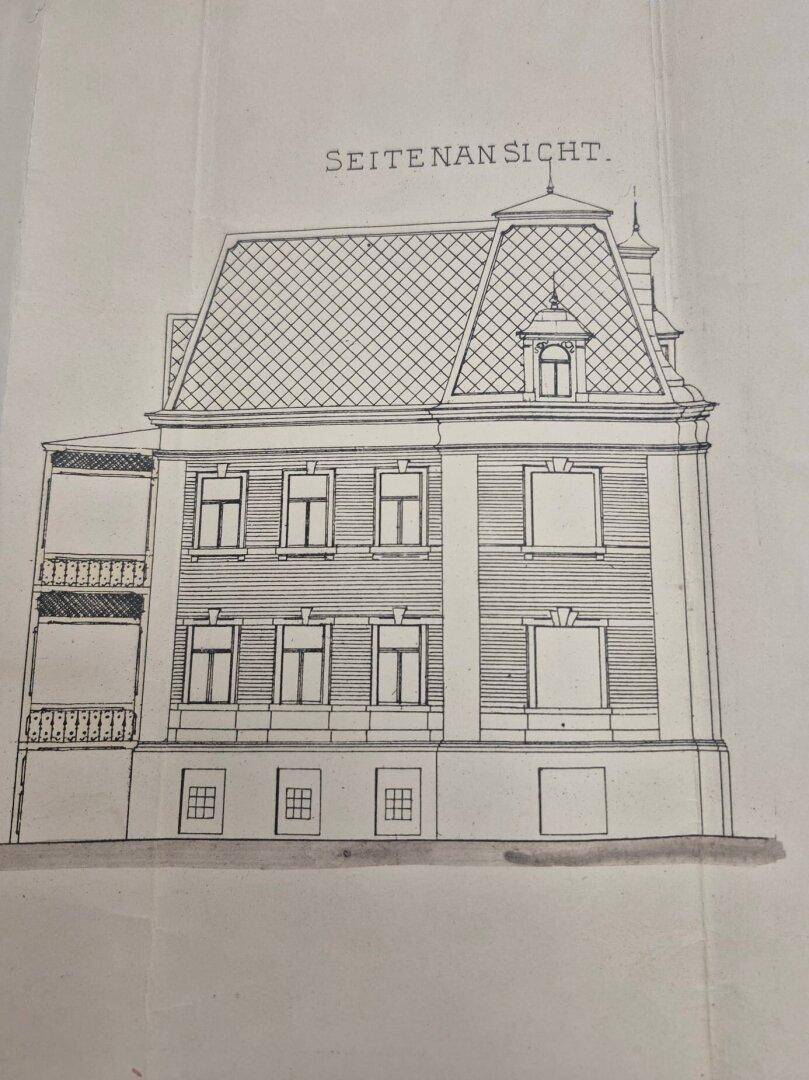 Historische Seitenansicht des Gebäudes mit Mansarddach und Balkonen als architektonische Zeichnung.