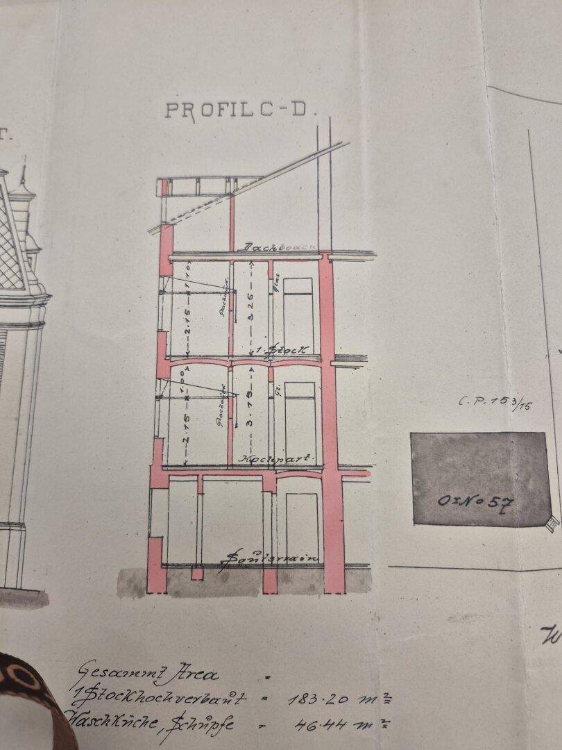 Architektonischer Schnittplan des Gebäudes, der die verschiedenen Stockwerke und Dachkonstruktion zeigt.