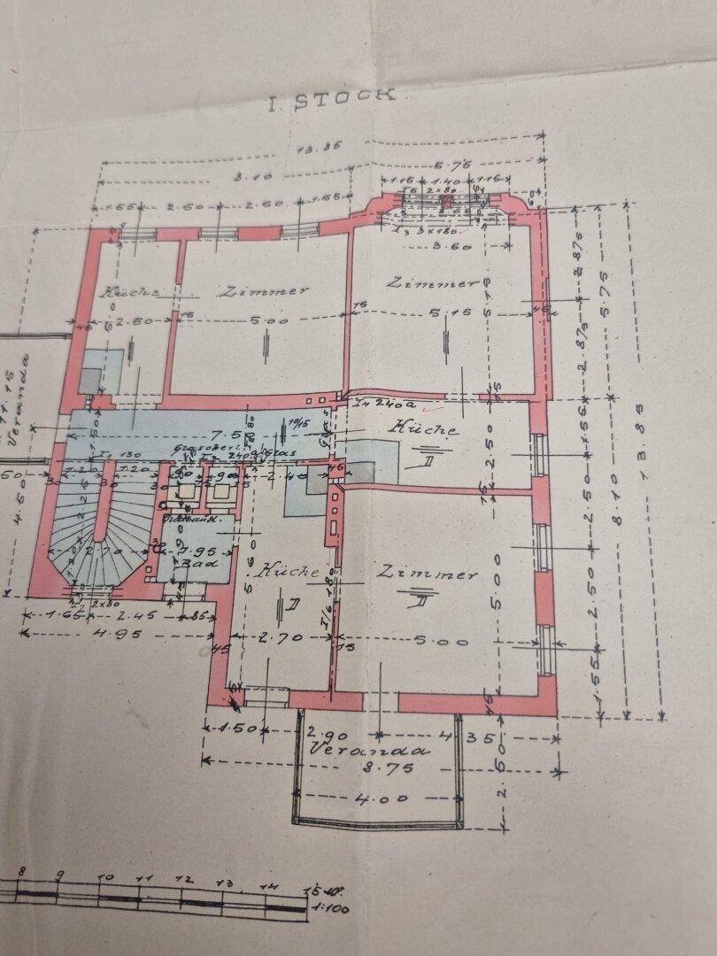 Grundriss des ersten Stocks mit Zimmern, Küchenbereichen und einer weiteren Veranda.