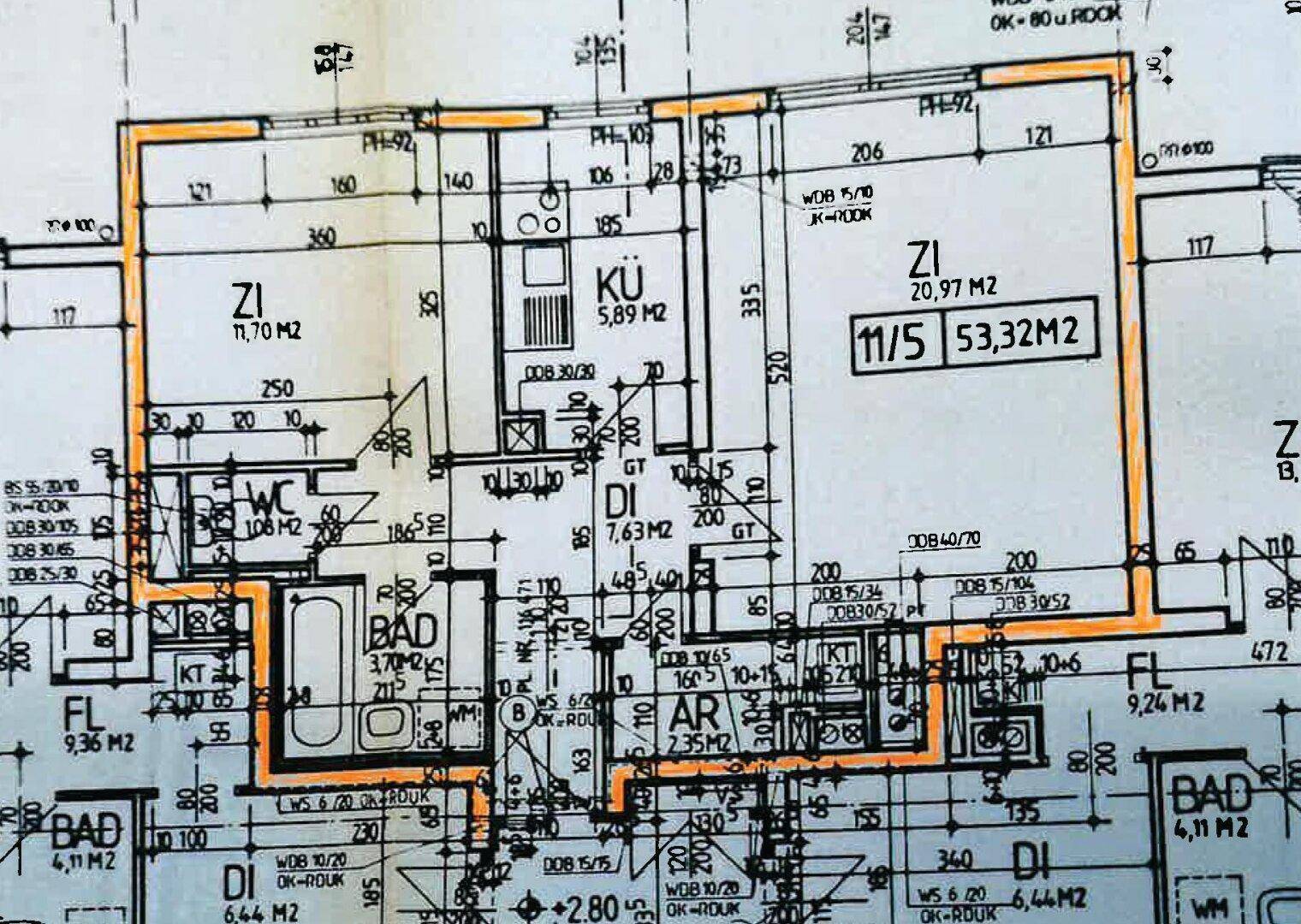 Detaillierter Grundriss einer Wohnung mit Zimmern, Bad und WC, markiert mit Flächenangaben.