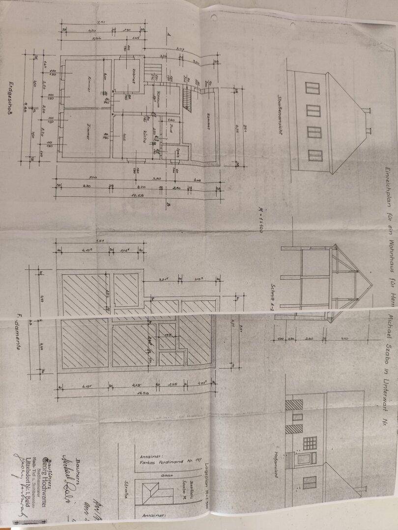 Handgezeichneter Grundriss eines Wohnhauses mit verschiedenen Ansichten und Maßen.