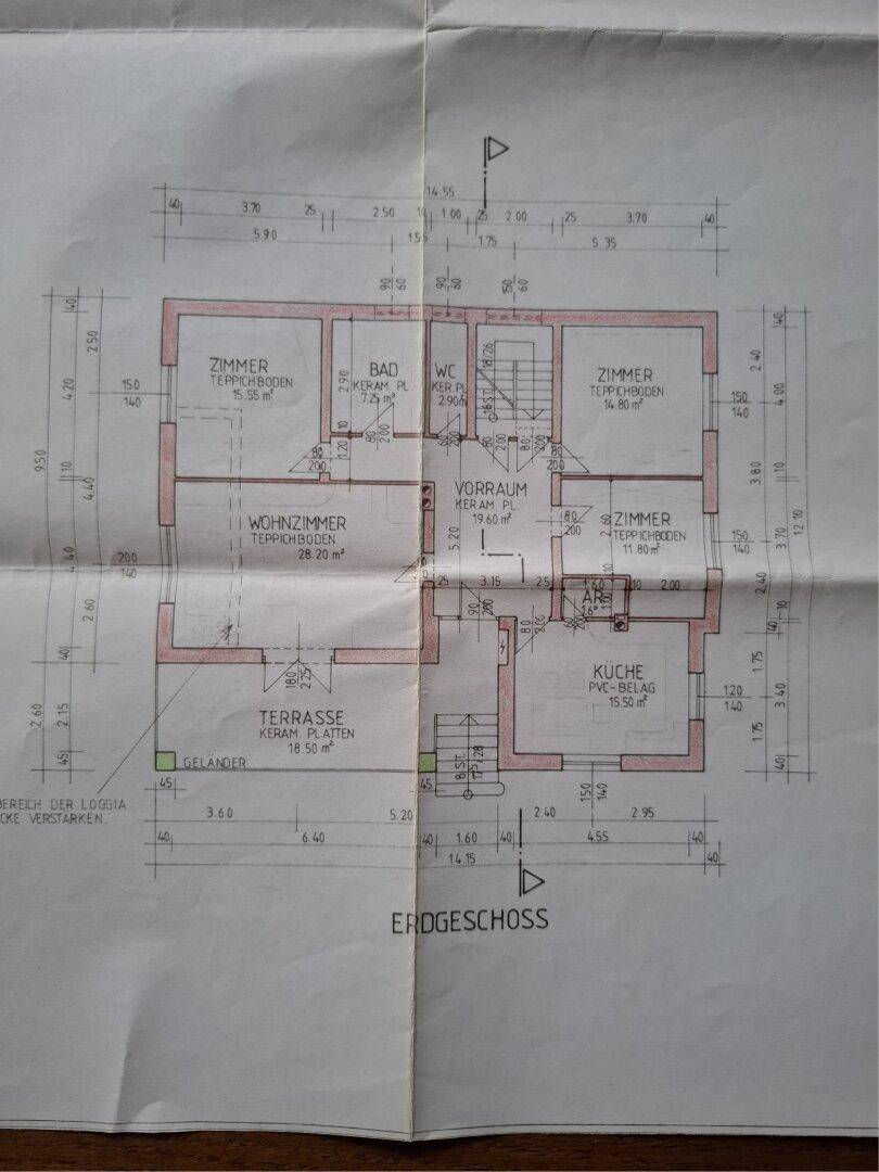 Grundriss des Erdgeschosses mit Wohnzimmer, Küche, Zimmern und Terrasse.