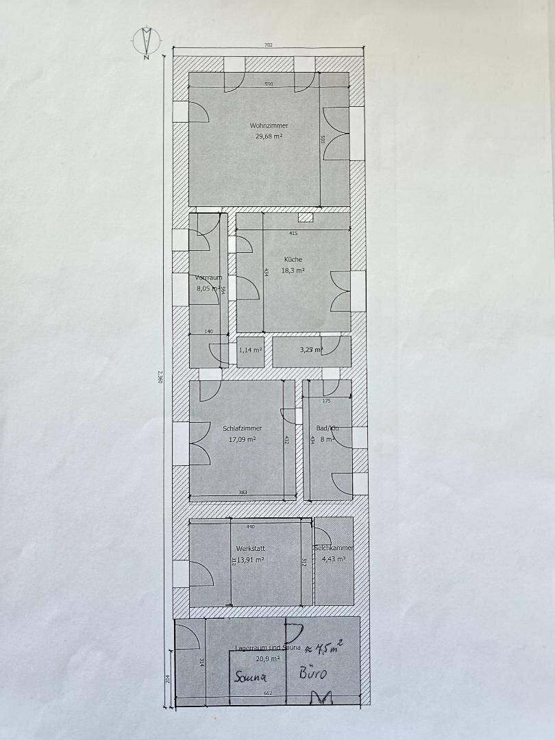 Grundriss des Erdgeschosses mit Wohnzimmer, Küche, Schlafzimmer und Sauna.