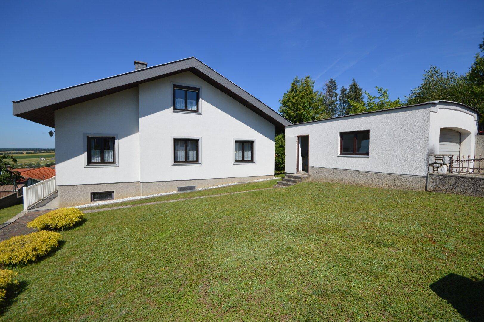 Freistehendes Einfamilienhaus mit großem Garten und weitem Blick in die Landschaft.