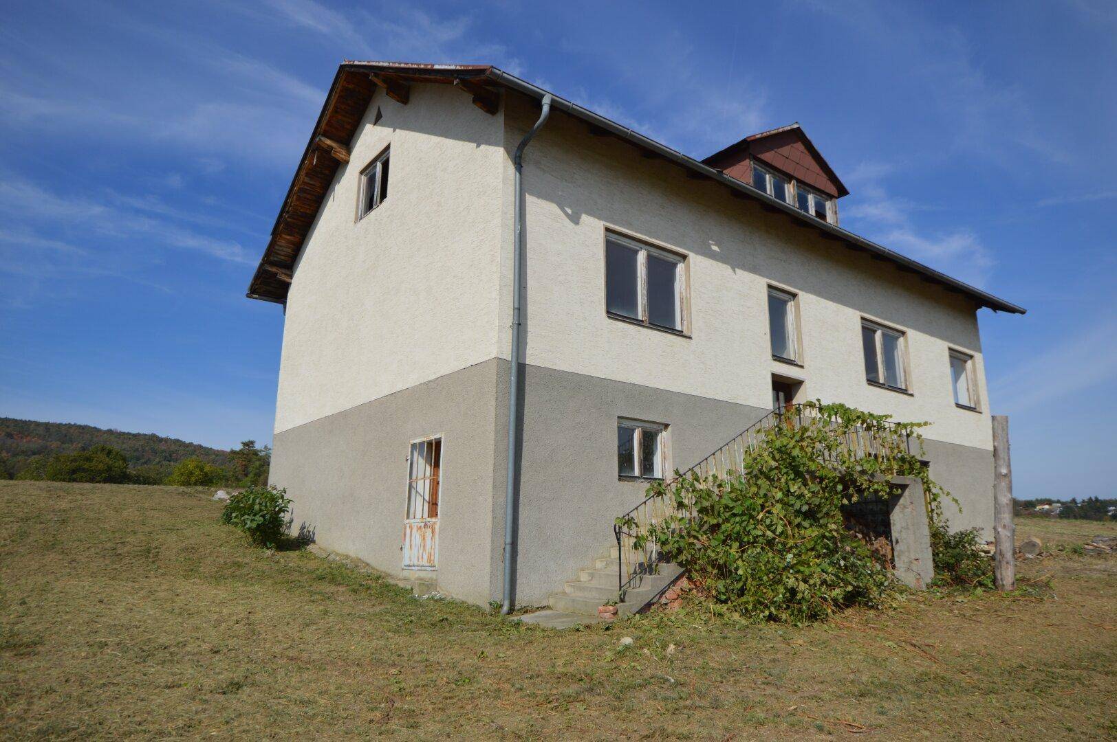 Wohnhaus in ländlicher Umgebung mit einfacher Architektur und weitem Ausblick.