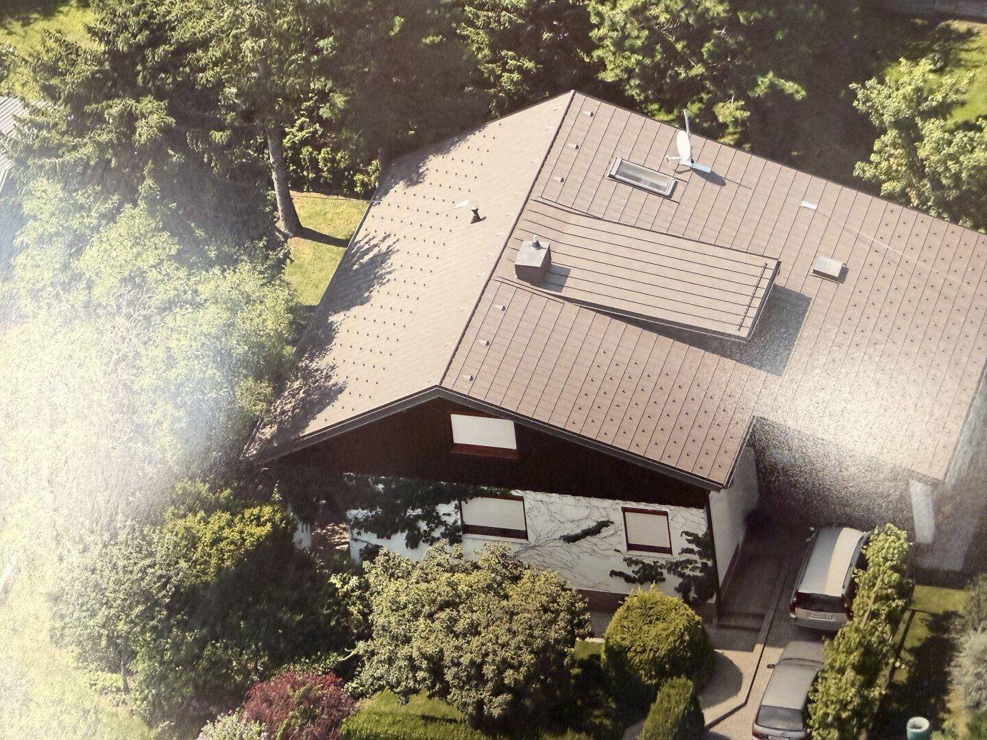 Luftaufnahme des Hauses mit großem Grundstück und altem Baumbestand.