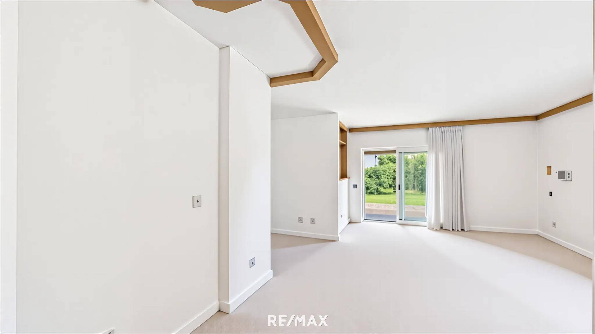 Wohnzimmer ohne Möbel und Kamin