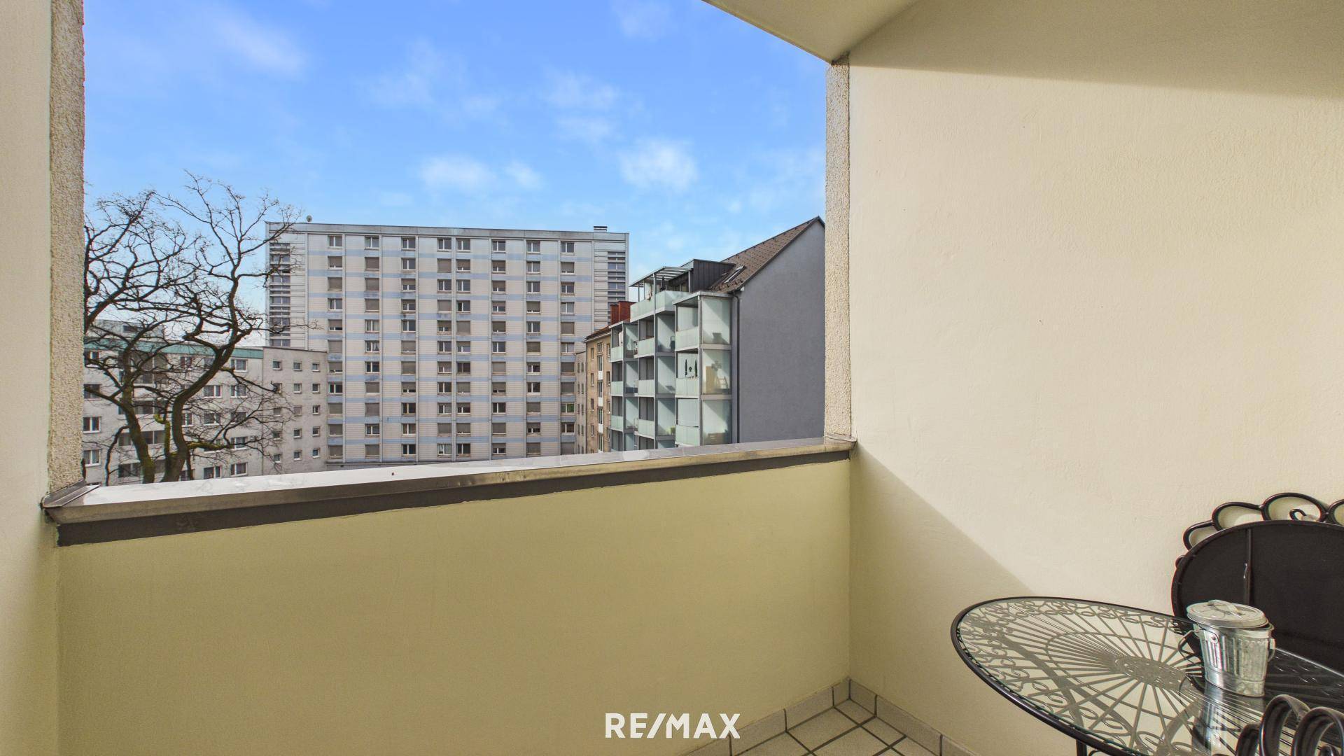 Kleiner Balkon mit Stadtblick, ideal für eine kurze Pause im Freien.