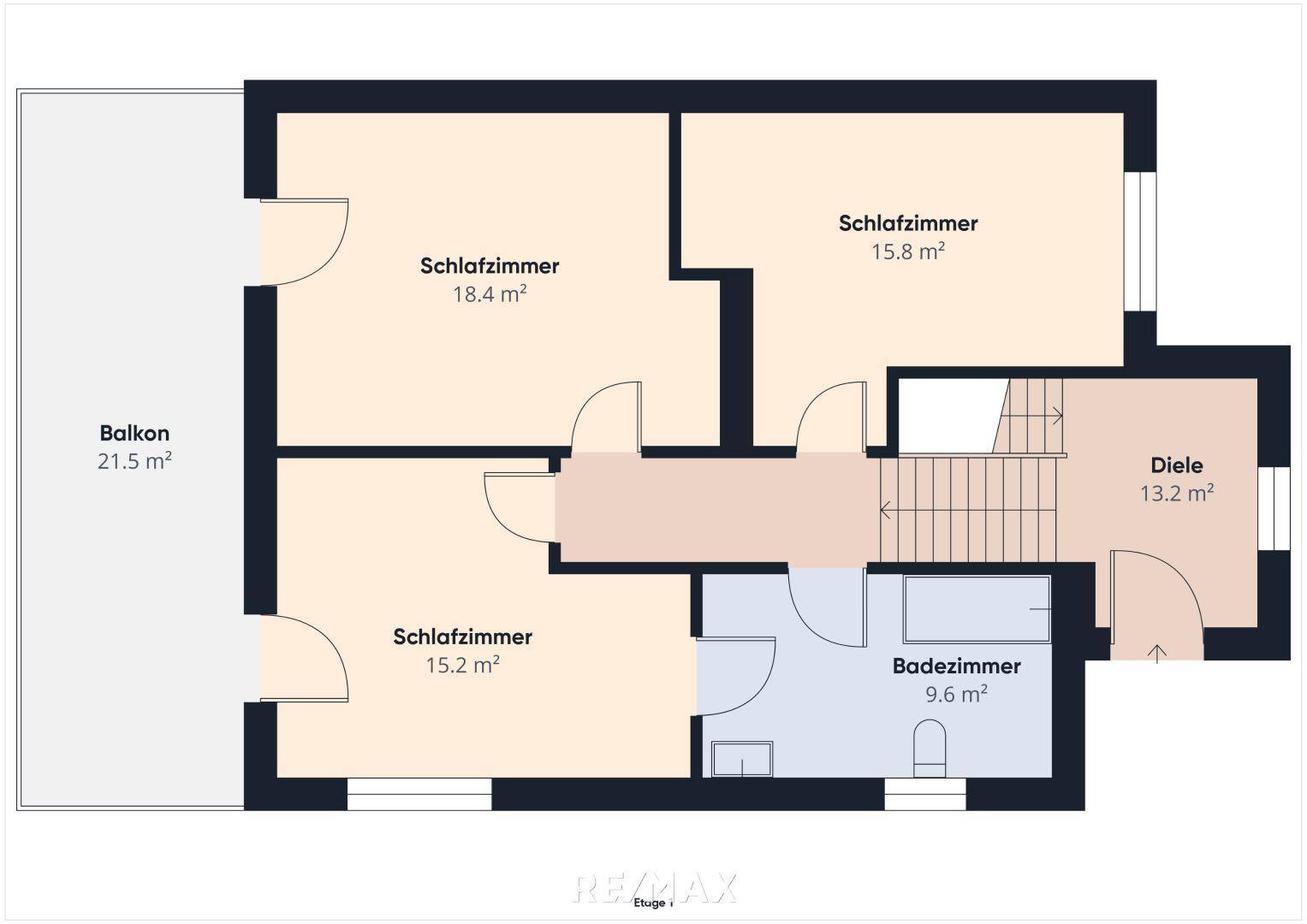 Grundriss des Obergeschosses mit drei Schlafzimmern, Badezimmer und großem Balkon.