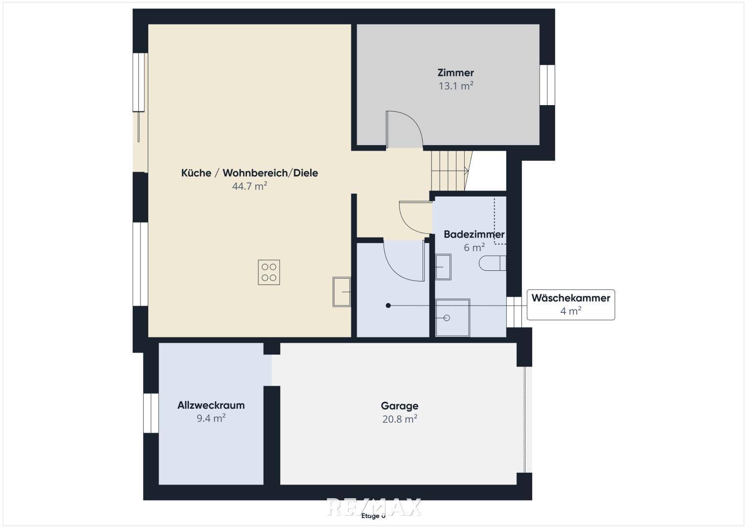 Grundriss des Erdgeschosses mit offener Küche, Wohnbereich, Bad und Garage.