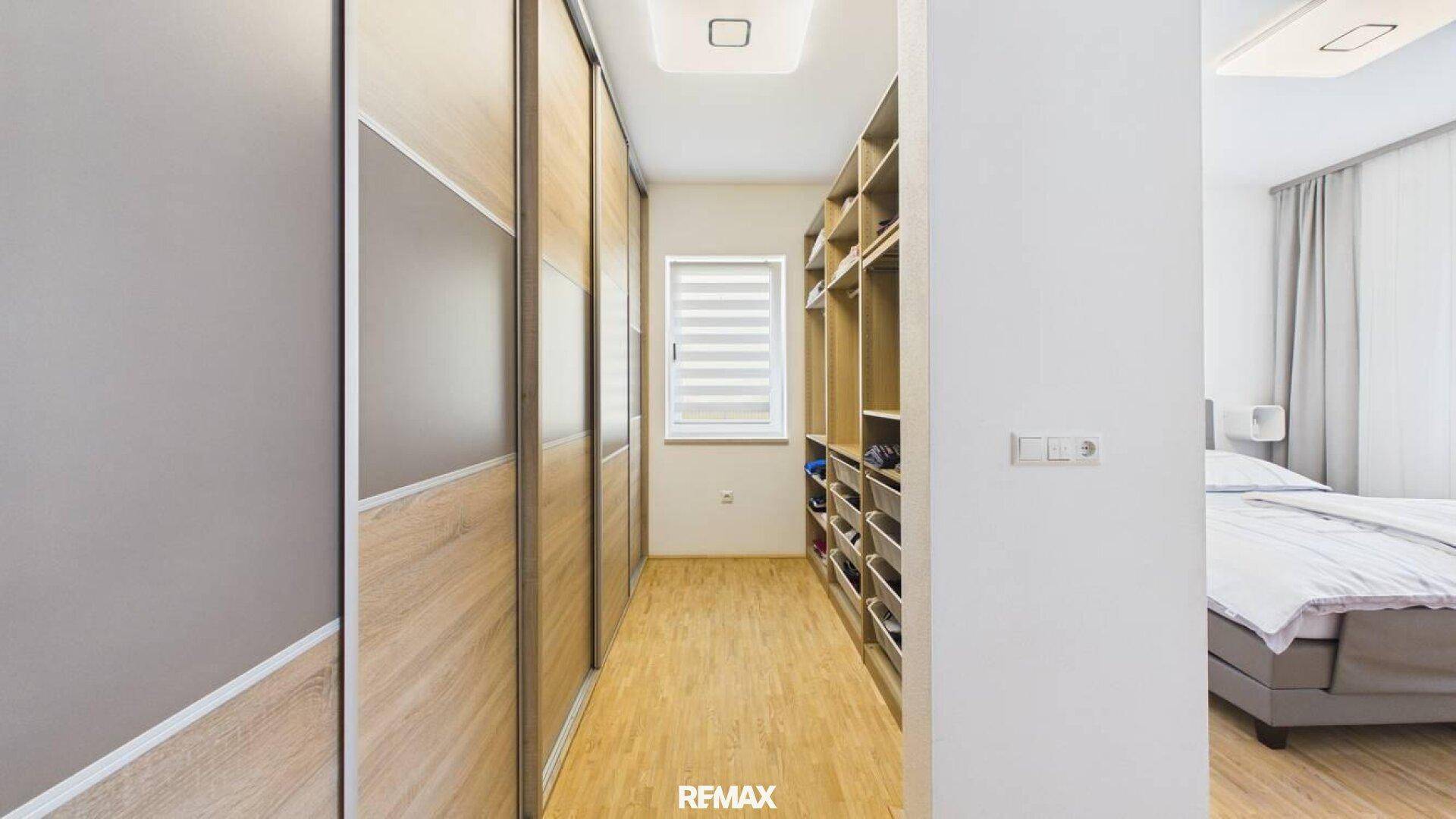 Geräumiger begehbarer Kleiderschrank mit viel Stauraum und direktem Zugang zum Schlafzimmer.